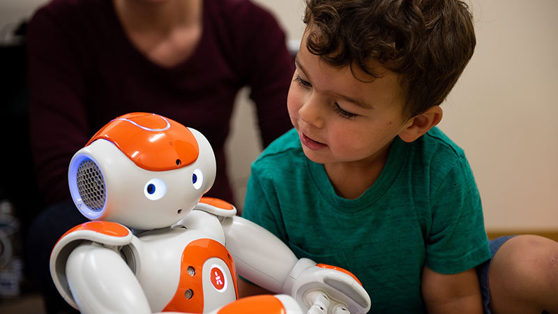 معاشرت با ربات‌ تا چه اندازه به سلامت روان کودکان کمک می‌کند؟